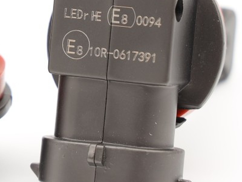 Oznaczenia na cokole żarówki LED H11 M-Tech LSMR11: LEDr HE E8 0094 oraz E8 10R-0617391