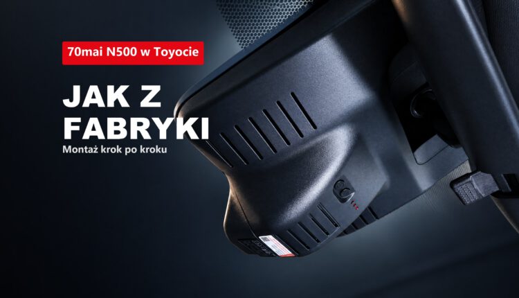 Wideorejestrator 70mai N500 w obudowie lusterka Toyoty – widok od dołu, napis „Jak z fabryki"