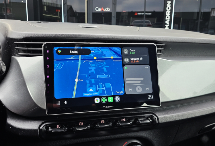 Alfa Romeo Giulietta po montażu radia Pioneer z dużym ekranem